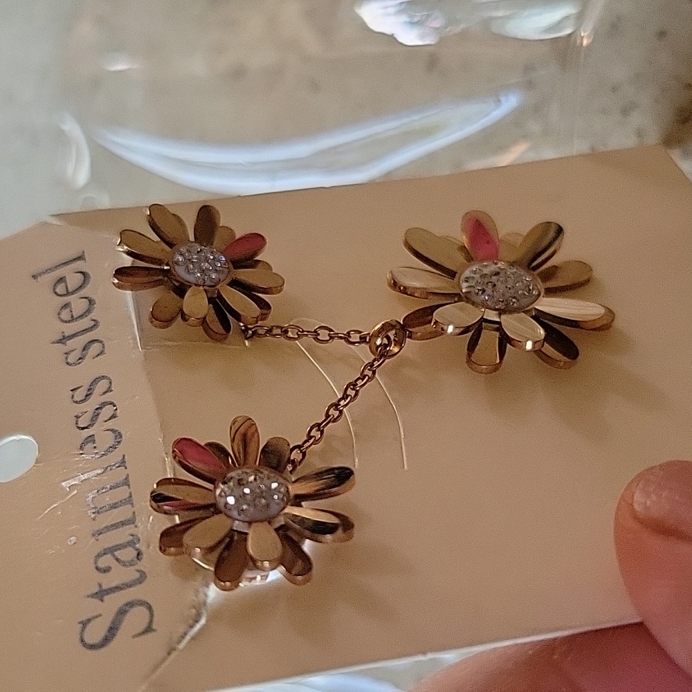 Stainless Gold Daisy Set - Picture 2 of 2